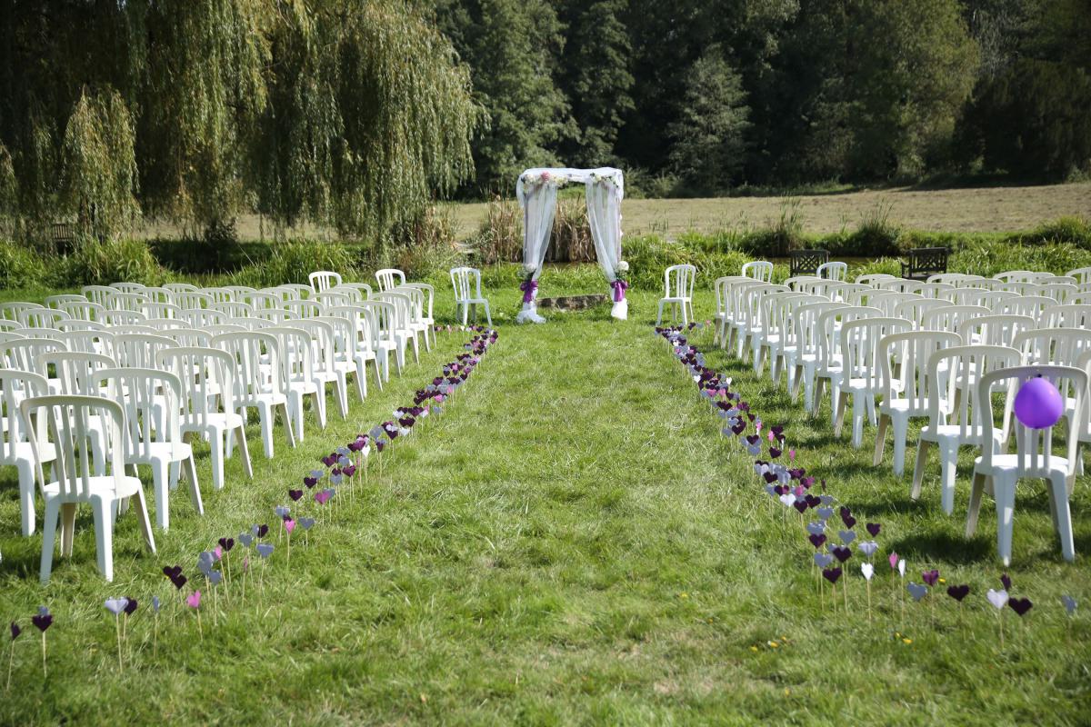 Cérémonie laique dans le parc du chateau de Matel vers l'étang